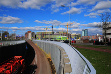 904003 Gezicht op de Overste den Oudenlaan te Utrecht, met op de voorgrond de bustunnel. Op de achtergrond de in ...